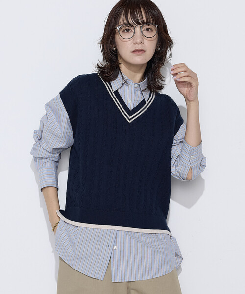 COMME CA Wardrobe(コムサワードローブ)の「〔 +サイズ 〕 ケーブル編 ニットベスト(ニット/セーター・レディース・アイボリー/ネイビー・15号)」の2枚目の写真