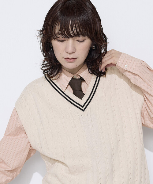 COMME CA Wardrobe(コムサワードローブ)の「〔 +サイズ 〕 ケーブル編 ニットベスト(ニット/セーター・レディース・アイボリー/ネイビー・15号)」の5枚目の写真