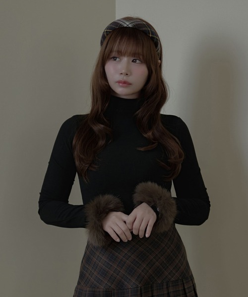 M DOLLY(エムドリー)の「Fur cuff bonnie tops / ファーカフボニートップス(Tシャツ/カットソー・レディース・ブラウン/ホワイト/グレー/ブラック・FREE)」の2枚目の写真