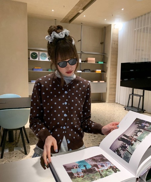 Ritzy(リッツィー)の「ドット柄 クルーネッククロップドニットカーディガン(カーディガン/ボレロ・レディース・モカ/グレー/イエロー・FREE)」の3枚目の写真
