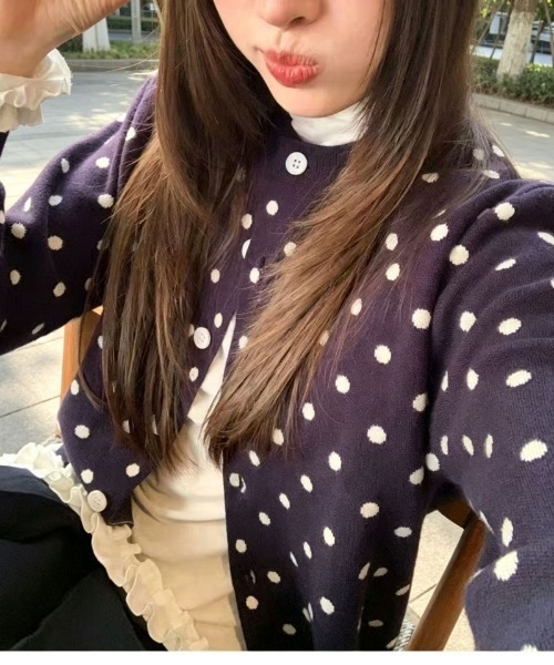 Ritzy(リッツィー)の「ドット柄 クルーネッククロップドニットカーディガン(カーディガン/ボレロ・レディース・モカ/グレー/イエロー・FREE)」の7枚目の写真