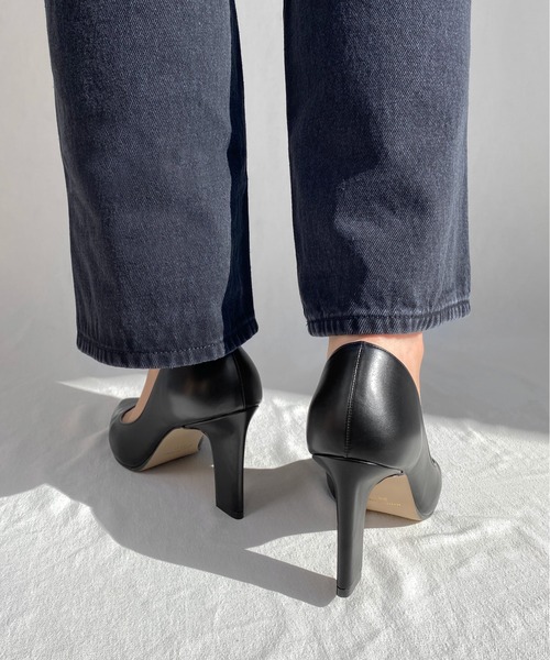 MAMIAN(マミアン)の「ポインテッドトゥ スリムヒール パンプス (8.0cmヒール)(パンプス・レディース・グレイッシュベージュ/ブラック/ネイビー・23.5cm/23.0cm/24.0cm/22.5cm/22.0cm/24.5cm)」の5枚目の写真