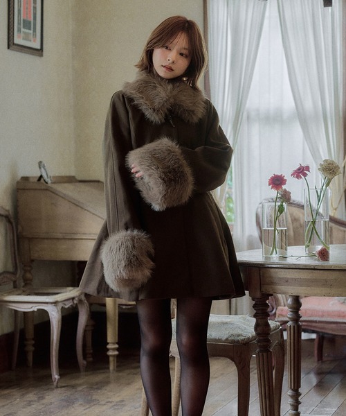 mideal(マイディール)の「lady peplum fur coat / レディペプラムファーコート(その他アウター・レディース・ボルドー/カーキ・FREE)」の7枚目の写真