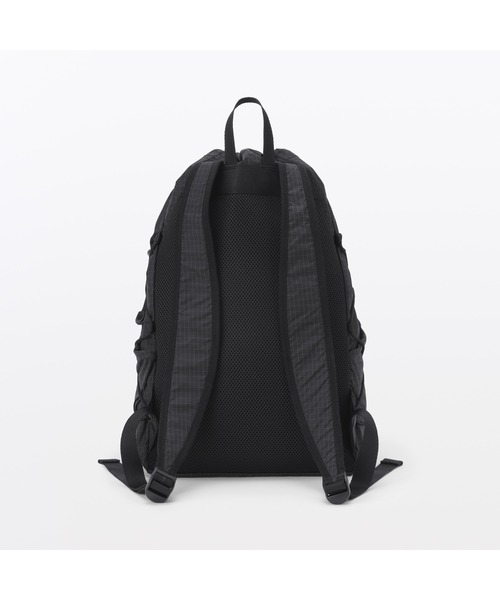 無印良品(ムジルシリョウヒン)の「撥水 リップストップ リュックサック(バックパック/リュック・レディース・ブラック・FREE)」の2枚目の写真