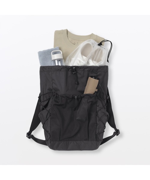 無印良品(ムジルシリョウヒン)の「撥水 リップストップ リュックサック(バックパック/リュック・レディース・ブラック・FREE)」の8枚目の写真