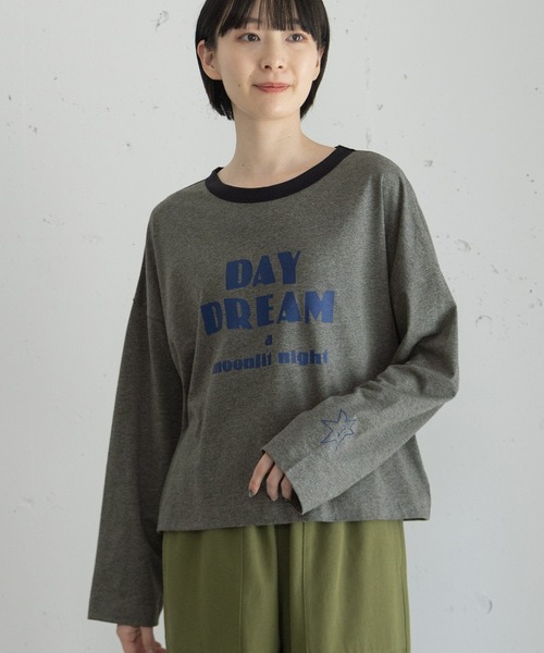 POU DOU DOU(プードゥドゥ)の「DAY DREAMロゴプリントリンガートップス(Tシャツ/カットソー・レディース・ピンク/ダークグレー/アイボリー・3)」の1枚目の写真