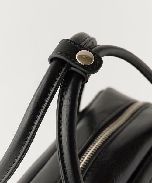 AO2(アオズ)の「Compact Size with Mini Pouch Faux Leather 2-Way Handbag / コンパクトサイズ ミニポーチ付き フェイクレザー2WAY ハンドバッグ 2026年 夏 夏服(ハンドバッグ・レディース・ブラック・FREE)」の3枚目の写真
