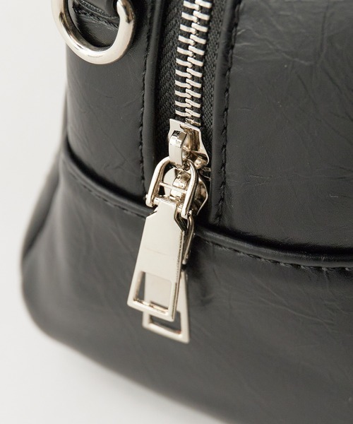 AO2(アオズ)の「Compact Size with Mini Pouch Faux Leather 2-Way Handbag / コンパクトサイズ ミニポーチ付き フェイクレザー2WAY ハンドバッグ 2026年 夏 夏服(ハンドバッグ・レディース・ブラック・FREE)」の2枚目の写真