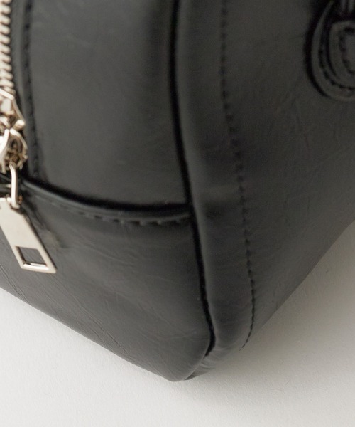AO2(アオズ)の「Compact Size with Mini Pouch Faux Leather 2-Way Handbag / コンパクトサイズ ミニポーチ付き フェイクレザー2WAY ハンドバッグ 2026年 夏 夏服(ハンドバッグ・レディース・ブラック・FREE)」の17枚目の写真