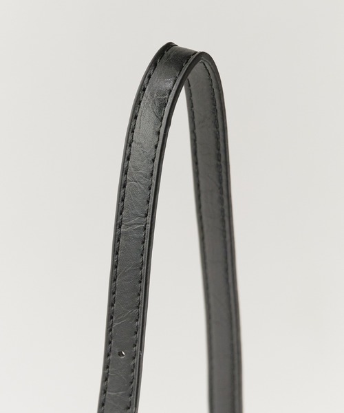 AO2(アオズ)の「Compact Size with Mini Pouch Faux Leather 2-Way Handbag / コンパクトサイズ ミニポーチ付き フェイクレザー2WAY ハンドバッグ 2026年 夏 夏服(ハンドバッグ・レディース・ブラック・FREE)」の14枚目の写真