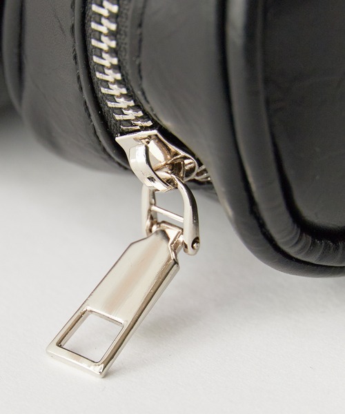 AO2(アオズ)の「Compact Size with Mini Pouch Faux Leather 2-Way Handbag / コンパクトサイズ ミニポーチ付き フェイクレザー2WAY ハンドバッグ 2026年 夏 夏服(ハンドバッグ・レディース・ブラック・FREE)」の9枚目の写真