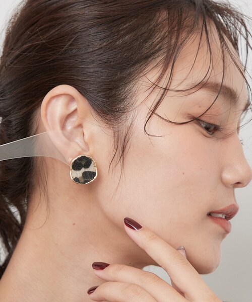 OPAQUE.CLIP（オペークドットクリップ）の「レオパード柄シャギーピアス（ピアス（両耳用）・レディース・シルバー/ゴールド・00）」の7枚目の写真