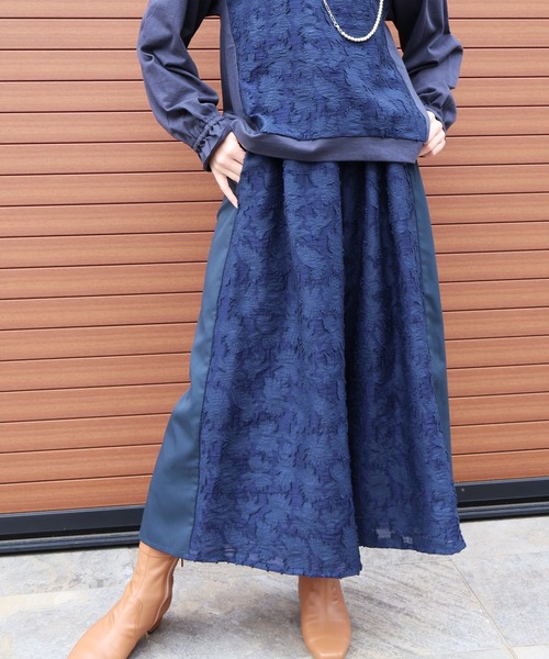 etre relie(エトレリー)の「カットジャカード切替フレアパンツ(その他パンツ・レディース・ネイビー・MEDIUM)」の1枚目の写真