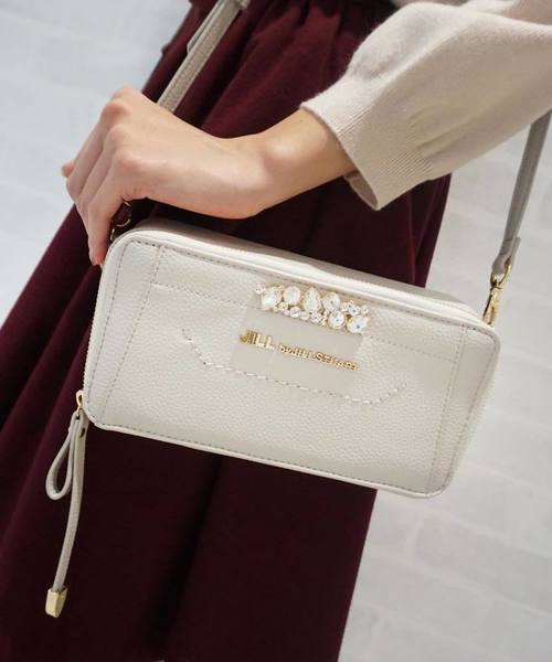 JILL by JILL STUART（ジルバイジルスチュアート）の「ビジューロイヤルズ（サイフポシェット）（ショルダーバッグ・レディース・レッド/ブラック/ライトグレー・ﾌﾘ-）」の3枚目の写真