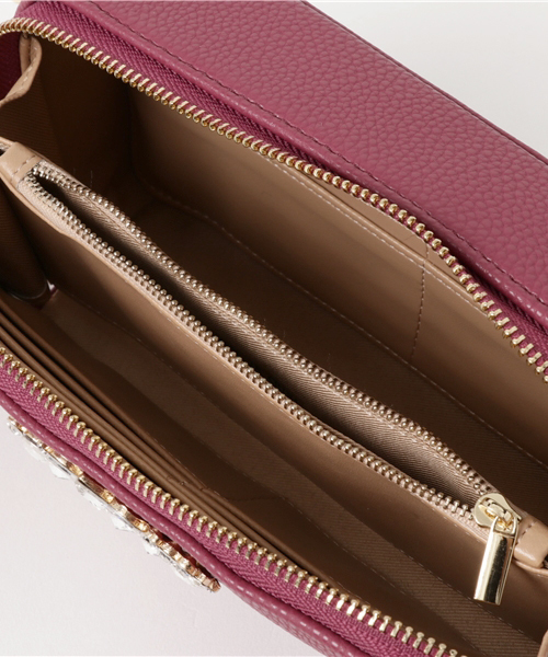 JILL by JILL STUART（ジルバイジルスチュアート）の「ビジューロイヤルズ（サイフポシェット）（ショルダーバッグ・レディース・レッド/ブラック/ライトグレー・ﾌﾘ-）」の7枚目の写真