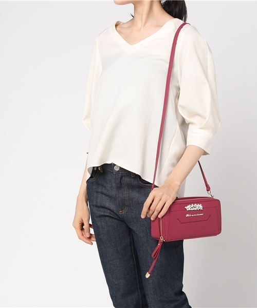 JILL by JILL STUART（ジルバイジルスチュアート）の「ビジューロイヤルズ（サイフポシェット）（ショルダーバッグ・レディース・レッド/ブラック/ライトグレー・ﾌﾘ-）」の8枚目の写真