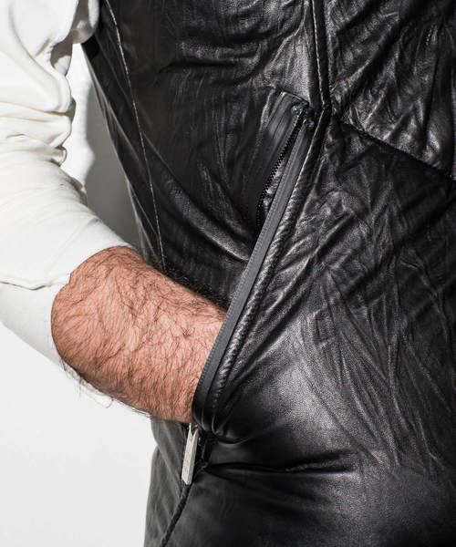 CDM BY CARPEDIEM（シーディーエムバイカルペディエム）の「CDM BY CARPEDIEM(シーディーエム バイ カルペディエム)シープレザーダウンベスト（ダウンベスト・メンズ・ブラック・SMALL/MEDIUM/LARGE）」の7枚目の写真