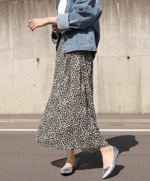 Chillfar（チルファー）の「ふわっとエアリーロングプリーツスカート/裏地付き（スカート・レディース・ホワイト/ブラック/ベージュ/ブラウン/ピンク/ブルー/グリーン/ホワイト系/ブラック系/ブラック系1/ブラウン系/ベージュ系/ベージュ系1/グリーン系/ブルー系・MEDIUM/LARGE）」の5枚目の写真