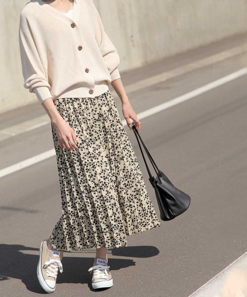 Chillfar（チルファー）の「ふわっとエアリーロングプリーツスカート/裏地付き（スカート・レディース・ホワイト/ブラック/ベージュ/ブラウン/ピンク/ブルー/グリーン/ホワイト系/ブラック系/ブラック系1/ブラウン系/ベージュ系/ベージュ系1/グリーン系/ブルー系・MEDIUM/LARGE）」の10枚目の写真