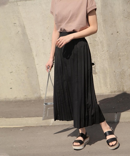 Chillfar（チルファー）の「ふわっとエアリーロングプリーツスカート/裏地付き（スカート・レディース・ホワイト/ブラック/ベージュ/ブラウン/ピンク/ブルー/グリーン/ホワイト系/ブラック系/ブラック系1/ブラウン系/ベージュ系/ベージュ系1/グリーン系/ブルー系・MEDIUM/LARGE）」の4枚目の写真