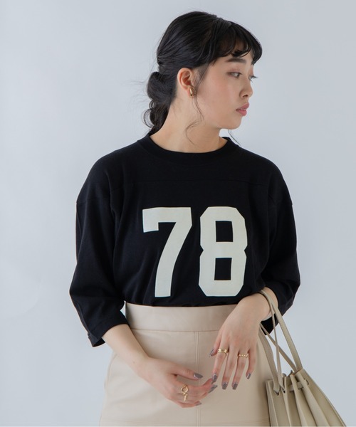 ANGIE(アンジー)の「ナンバリングプリントフットボールTシャツ/七分袖(Tシャツ/カットソー・レディース・ブラック/カーキ/ナチュラル・FREE)」の2枚目の写真