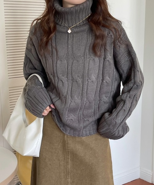 emi+(エミプラス)の「タートルネック ケーブルニットプルオーバー(ニット/セーター・レディース・グレー/ベージュ/ボルドー/キャメル/ブラウン/ネイビー/カーキ/ブラック・FREE)」の3枚目の写真