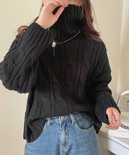 emi+(エミプラス)の「タートルネック ケーブルニットプルオーバー(ニット/セーター・レディース・グレー/ベージュ/ボルドー/キャメル/ブラウン/ネイビー/カーキ/ブラック・FREE)」の2枚目の写真