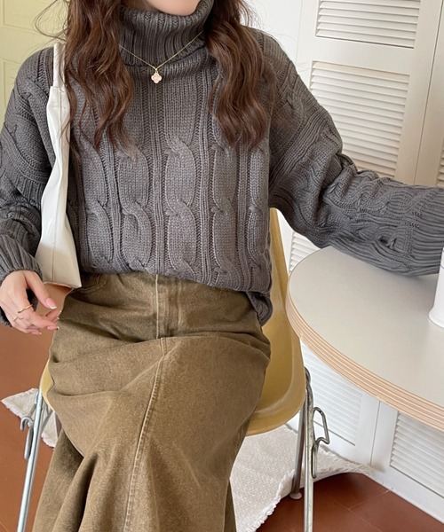emi+(エミプラス)の「タートルネック ケーブルニットプルオーバー(ニット/セーター・レディース・グレー/ベージュ/ボルドー/キャメル/ブラウン/ネイビー/カーキ/ブラック・FREE)」の13枚目の写真