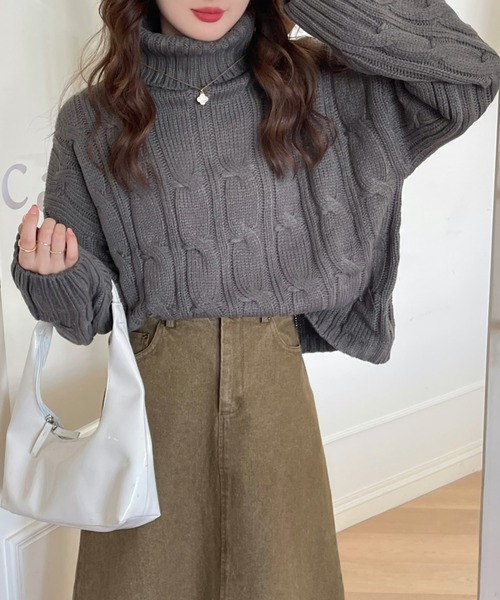 emi+(エミプラス)の「タートルネック ケーブルニットプルオーバー(ニット/セーター・レディース・グレー/ベージュ/ボルドー/キャメル/ブラウン/ネイビー/カーキ/ブラック・FREE)」の14枚目の写真