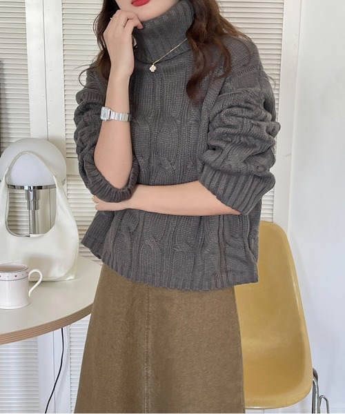 emi+(エミプラス)の「タートルネック ケーブルニットプルオーバー(ニット/セーター・レディース・グレー/ベージュ/ボルドー/キャメル/ブラウン/ネイビー/カーキ/ブラック・FREE)」の16枚目の写真