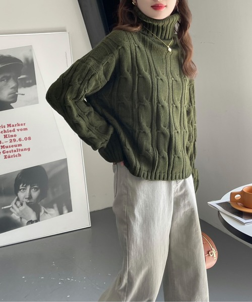 emi+(エミプラス)の「タートルネック ケーブルニットプルオーバー(ニット/セーター・レディース・グレー/ベージュ/ボルドー/キャメル/ブラウン/ネイビー/カーキ/ブラック・FREE)」の20枚目の写真