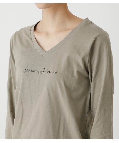 AZUL by moussy（アズールバイマウジー）の「SILENCE V NECK LONG SLEEVE/サイレントVネックロングスリーブ（Tシャツ/カットソー・レディース・ブラック/ライトカーキ/ライトパープル/オフホワイト・SMALL/MEDIUM）」の5枚目の写真