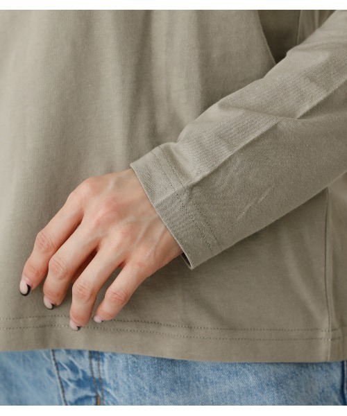 AZUL by moussy（アズールバイマウジー）の「SILENCE V NECK LONG SLEEVE/サイレントVネックロングスリーブ（Tシャツ/カットソー・レディース・ブラック/ライトカーキ/ライトパープル/オフホワイト・SMALL/MEDIUM）」の7枚目の写真