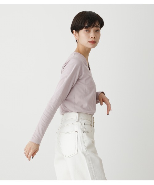 AZUL by moussy（アズールバイマウジー）の「SILENCE V NECK LONG SLEEVE/サイレントVネックロングスリーブ（Tシャツ/カットソー・レディース・ブラック/ライトカーキ/ライトパープル/オフホワイト・SMALL/MEDIUM）」の9枚目の写真
