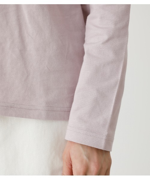 AZUL by moussy（アズールバイマウジー）の「SILENCE V NECK LONG SLEEVE/サイレントVネックロングスリーブ（Tシャツ/カットソー・レディース・ブラック/ライトカーキ/ライトパープル/オフホワイト・SMALL/MEDIUM）」の16枚目の写真