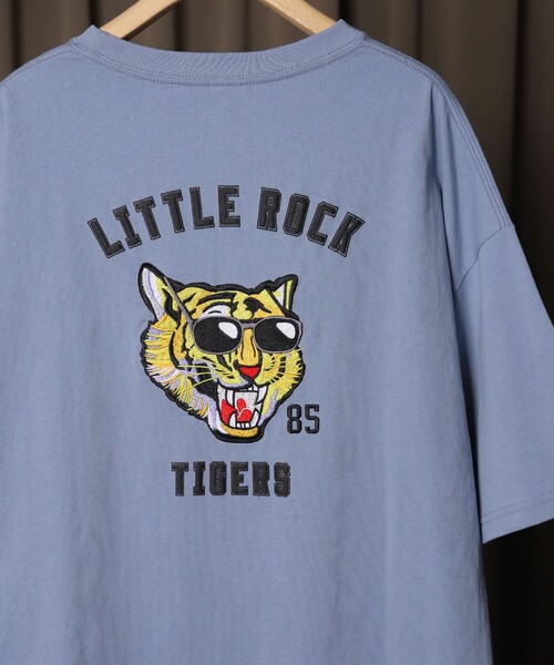 FREAK'S STORE（フリークスストア）の「WEB限定 PENNEYS×FREAK'S STORE/ペニーズ 別注 TIGER バック刺繍 クルーネックTシャツ/ワンポイント/ビッグシルエット（Tシャツ/カットソー・メンズ・ホワイト/ブラック/グレイッシュベージュ/サックスブルー/ダークグリーン・SMALL/MEDIUM/LARGE）」の5枚目の写真