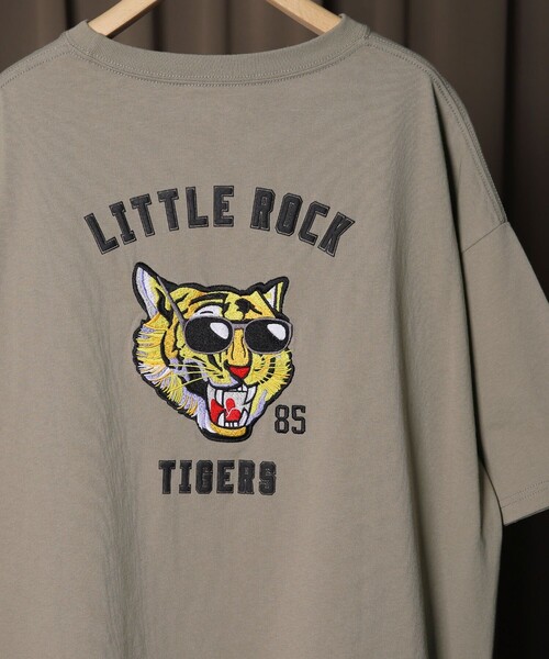 FREAK'S STORE（フリークスストア）の「WEB限定 PENNEYS×FREAK'S STORE/ペニーズ 別注 TIGER バック刺繍 クルーネックTシャツ/ワンポイント/ビッグシルエット（Tシャツ/カットソー・メンズ・ホワイト/ブラック/グレイッシュベージュ/サックスブルー/ダークグリーン・SMALL/MEDIUM/LARGE）」の3枚目の写真