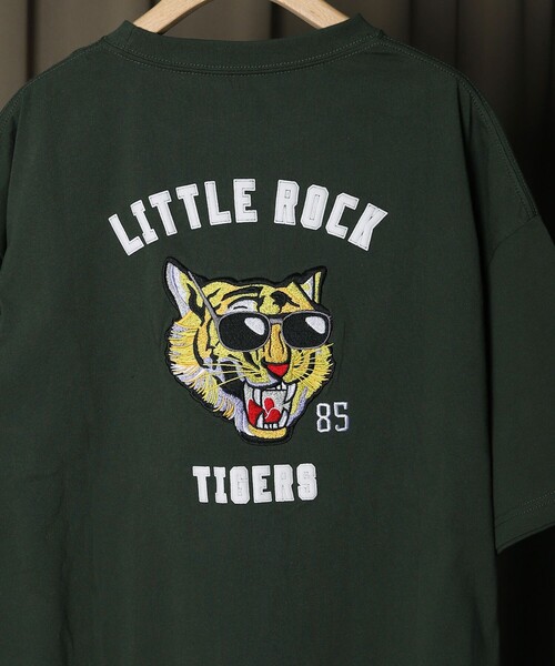 FREAK'S STORE（フリークスストア）の「WEB限定 PENNEYS×FREAK'S STORE/ペニーズ 別注 TIGER バック刺繍 クルーネックTシャツ/ワンポイント/ビッグシルエット（Tシャツ/カットソー・メンズ・ホワイト/ブラック/グレイッシュベージュ/サックスブルー/ダークグリーン・SMALL/MEDIUM/LARGE）」の4枚目の写真