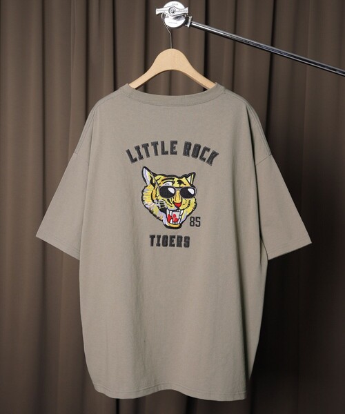 FREAK'S STORE（フリークスストア）の「WEB限定 PENNEYS×FREAK'S STORE/ペニーズ 別注 TIGER バック刺繍 クルーネックTシャツ/ワンポイント/ビッグシルエット（Tシャツ/カットソー・メンズ・ホワイト/ブラック/グレイッシュベージュ/サックスブルー/ダークグリーン・SMALL/MEDIUM/LARGE）」の18枚目の写真