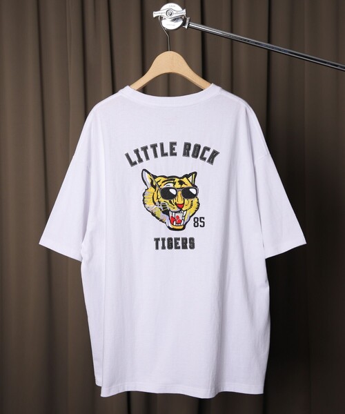 FREAK'S STORE（フリークスストア）の「WEB限定 PENNEYS×FREAK'S STORE/ペニーズ 別注 TIGER バック刺繍 クルーネックTシャツ/ワンポイント/ビッグシルエット（Tシャツ/カットソー・メンズ・ホワイト/ブラック/グレイッシュベージュ/サックスブルー/ダークグリーン・SMALL/MEDIUM/LARGE）」の17枚目の写真