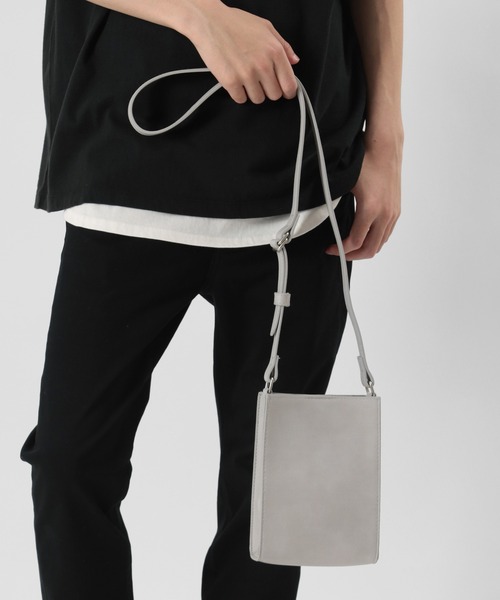 make a ray!（メイク ア レイ！）の「フェイクレザー スクエア ミニショルダーバッグ/型押し/ネックポーチ（ショルダーバッグ・メンズ・アッシュグレー/ブラック/ブラック系その他/パイソン・FREE）」の4枚目の写真