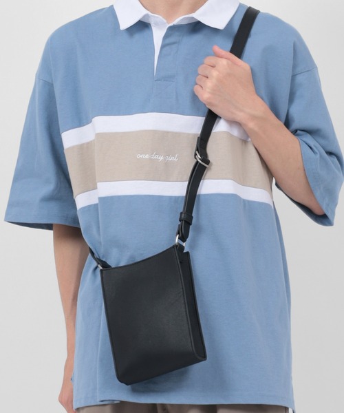 make a ray!（メイク ア レイ！）の「フェイクレザー スクエア ミニショルダーバッグ/型押し/ネックポーチ（ショルダーバッグ・メンズ・アッシュグレー/ブラック/ブラック系その他/パイソン・FREE）」の2枚目の写真