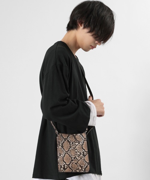 make a ray!（メイク ア レイ！）の「フェイクレザー スクエア ミニショルダーバッグ/型押し/ネックポーチ（ショルダーバッグ・メンズ・アッシュグレー/ブラック/ブラック系その他/パイソン・FREE）」の10枚目の写真