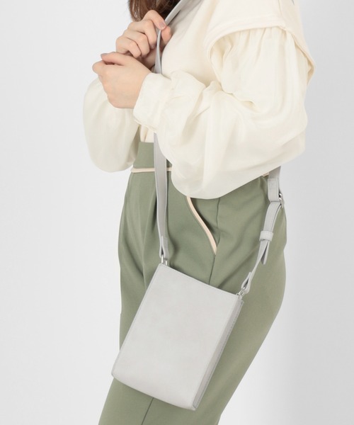 make a ray!（メイク ア レイ！）の「フェイクレザー スクエア ミニショルダーバッグ/型押し/ネックポーチ（ショルダーバッグ・メンズ・アッシュグレー/ブラック/ブラック系その他/パイソン・FREE）」の11枚目の写真