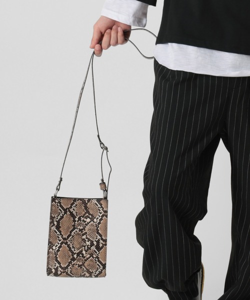 make a ray!（メイク ア レイ！）の「フェイクレザー スクエア ミニショルダーバッグ/型押し/ネックポーチ（ショルダーバッグ・メンズ・アッシュグレー/ブラック/ブラック系その他/パイソン・FREE）」の9枚目の写真