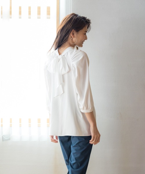 WHITE JOOLA（ホワイトジョーラ）の「【2021AW】バックリボン・ボリューム袖2WAYブラウス（シャツ/ブラウス・レディース・オフホワイト/ネイビー/グレイッシュベージュ/ミント・7号/9号/11号）」の5枚目の写真