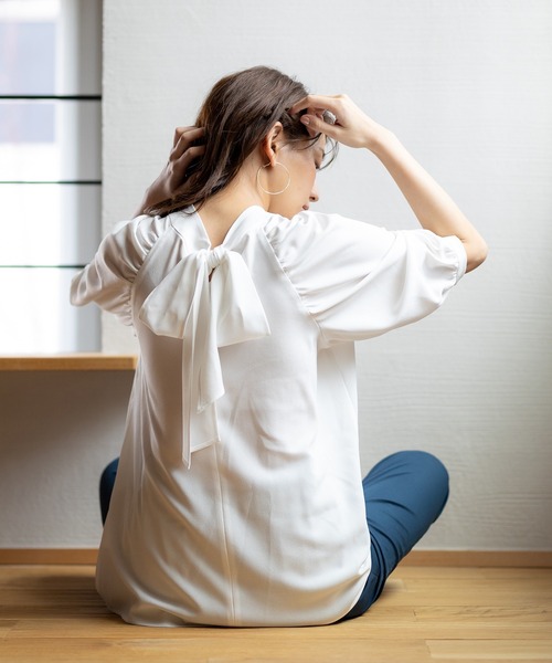 WHITE JOOLA（ホワイトジョーラ）の「【2021AW】バックリボン・ボリューム袖2WAYブラウス（シャツ/ブラウス・レディース・オフホワイト/ネイビー/グレイッシュベージュ/ミント・7号/9号/11号）」の9枚目の写真