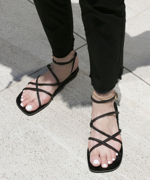 Fin（フィン）の「スクエアトゥグラディエーターサンダル（サンダル・レディース・ブラック/ゴールド/キャメル・LL/S/M/L）」の2枚目の写真