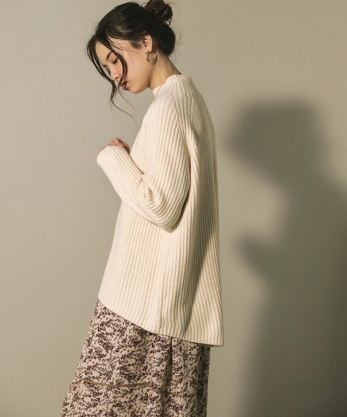 Bou Jeloud(ブージュルード)の「ふわふわカラーリブニット(ニット/セーター・レディース・チャコールグレー/パープル/オフホワイト/グリーン・FREE)」の14枚目の写真