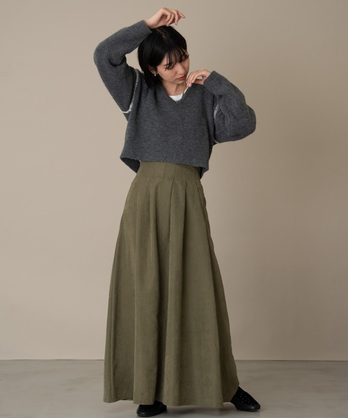 NEUNA（ヌナ）の「配色ハンドステッチワイドVネックニット（ニット/セーター・レディース・チャコールグレー/アイボリー・FREE）」の10枚目の写真